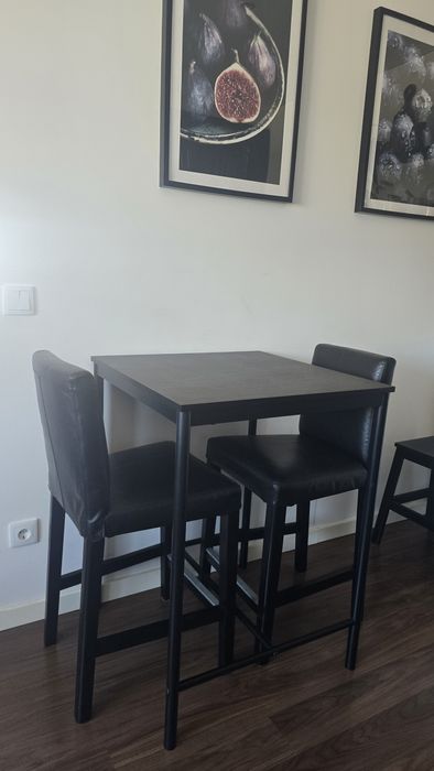Conjunto IKEA Tipo Bar | Mesa Alta + 2 Bancos BERGMUND | Excelente Estado | 190€