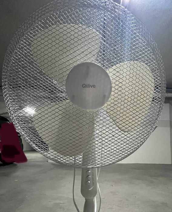 Vendo Ventoinha de pé Qilive, pouco usada.