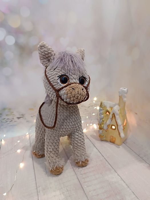 Символ нового року. Коник іграшка. Кінь в'язаний. Лошадка іграшка