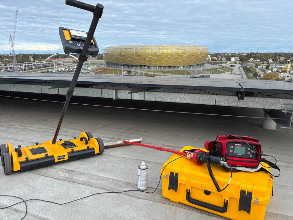 Naprawa i wykrywanie przecieków dachów płaskich i tarasów.