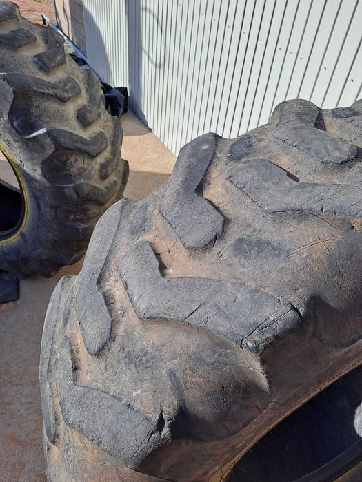Pneus traseiros retroescavadora