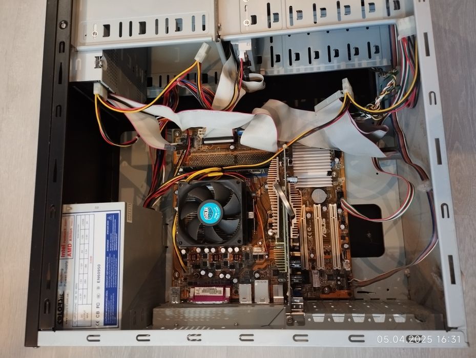 Корпус системного блока с начинкой.