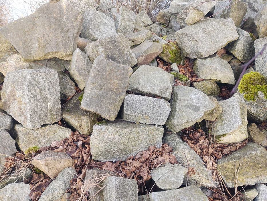 Granit łupany z rozbiórki placu