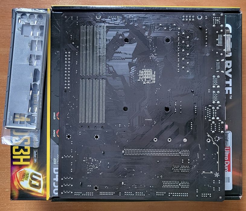 Материнська плата Gigabyte B450M DS3H у коробці