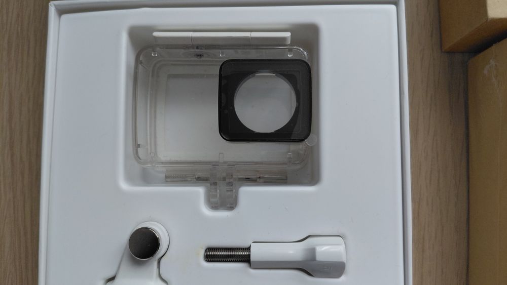 Kamera Xiaomi YI 4K+ z obudową wodoszczelną i pływakiem.