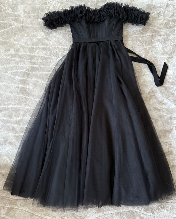 Czarna suknia studniówkowa