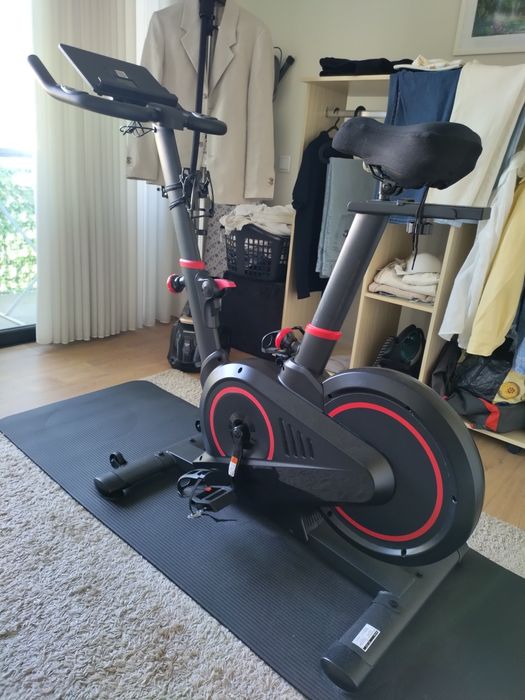 Bicicleta estática com pouco uso