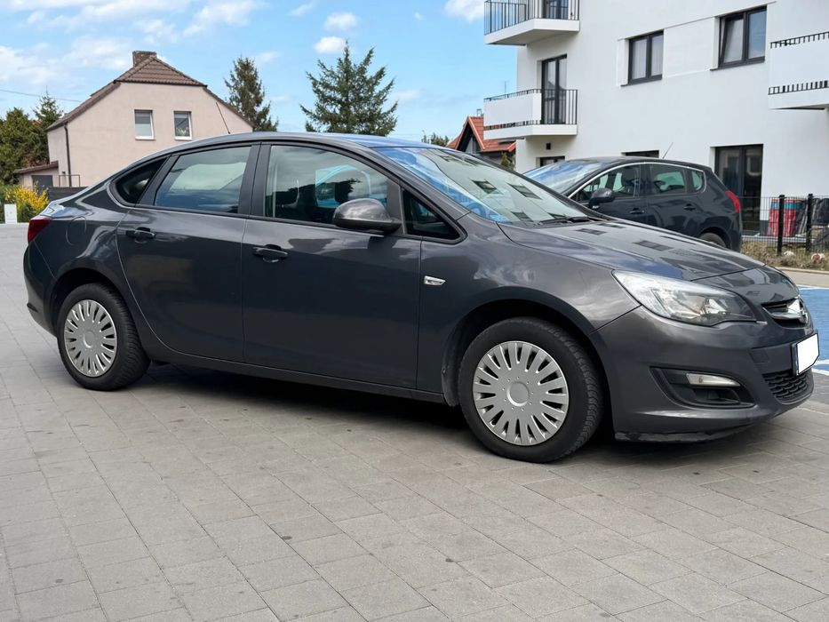 Opel Astra Opel Astra Salon Polska Benzyna 1.4 + LPG Sedan oszczędny zadbany