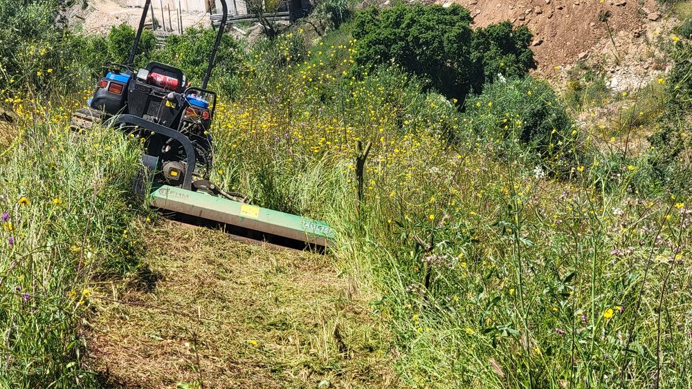 Triturador / destroçador  Hidraulico de Martelos ou Facas.