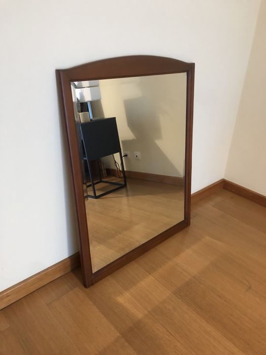 Espelho em madeira escura.