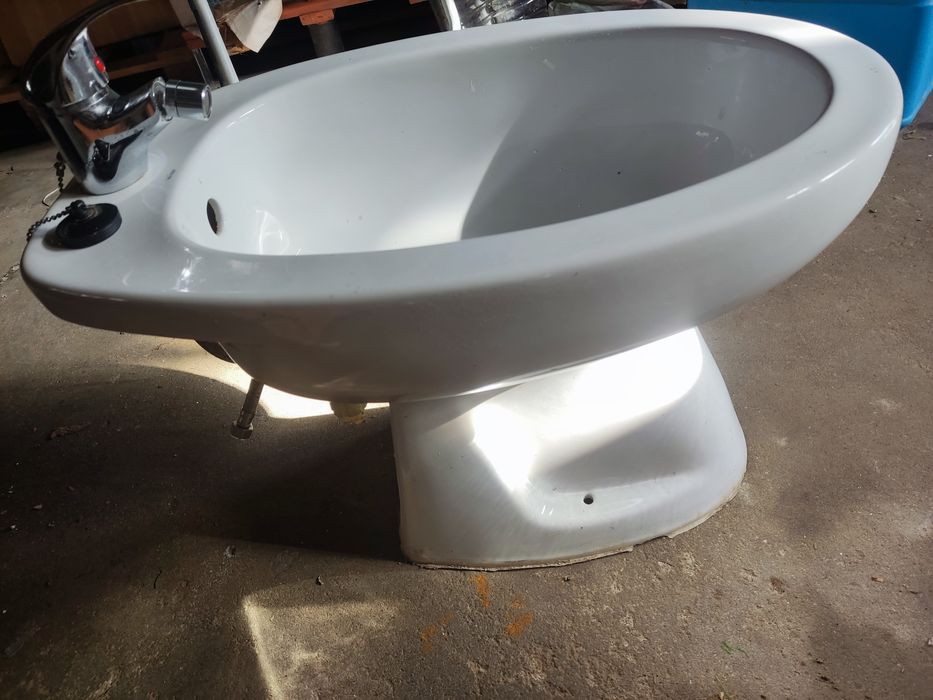 Bidé branco com torneira