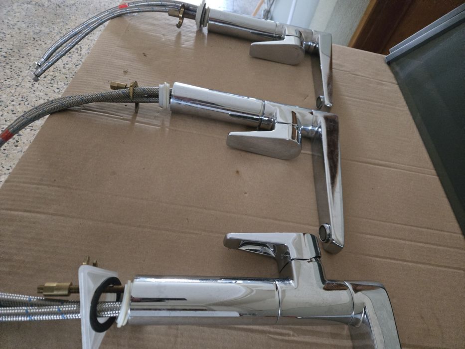 Torneiras novas para bancadas industriais ou cozinhas de restauração.