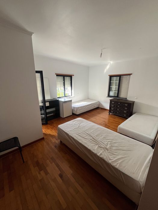 Arrendo quarto por 550 para casal com varanda privada