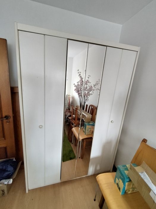 Armário branco com porta espelho