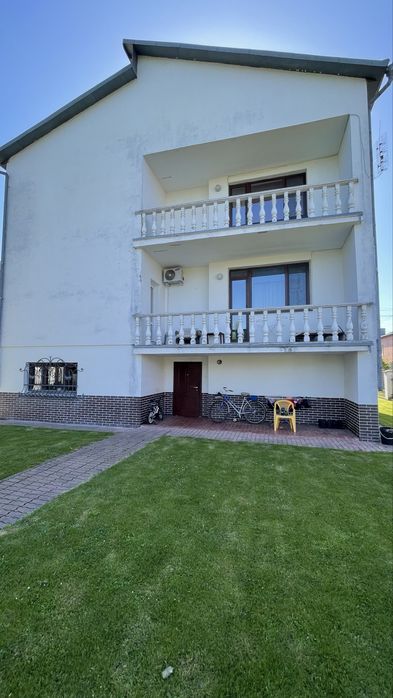 Продається будинок з басейном та сауною