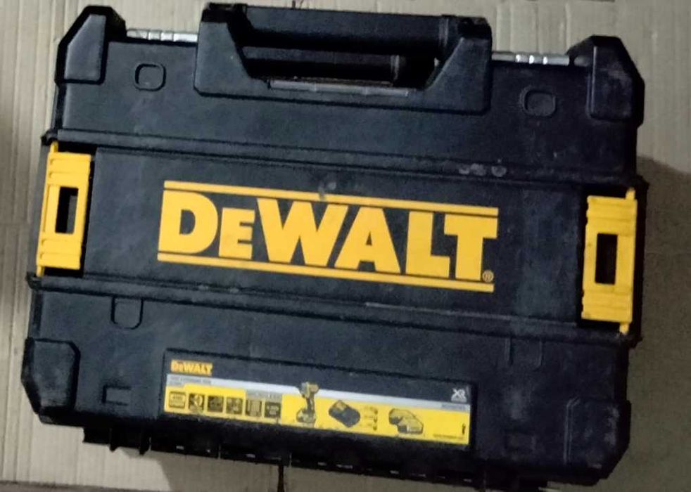 Walizki Narz. 9szt - DeWalt 7szt i Milwaukee 2szt.