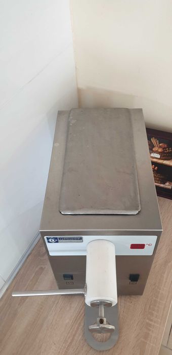automat do bitej śmietany z przystawką do rurek