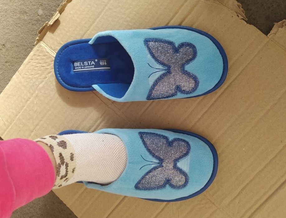 Продам женские голубые с бабочкой. 260 грн.