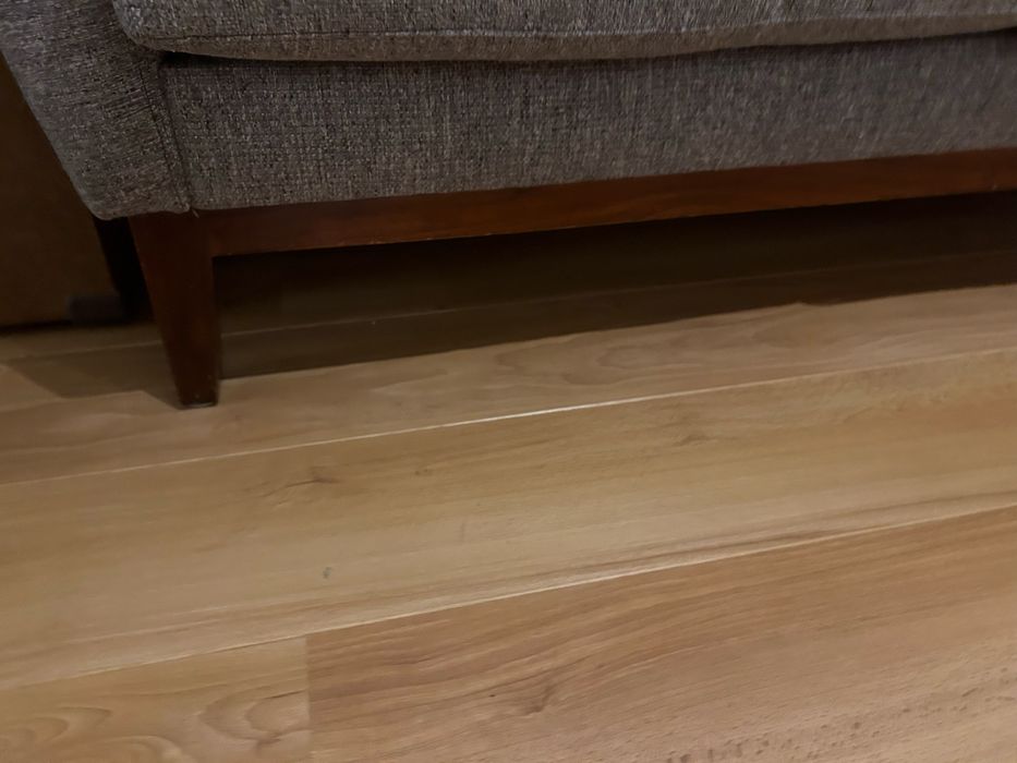 Sofá de 2 lugares com pés de palito