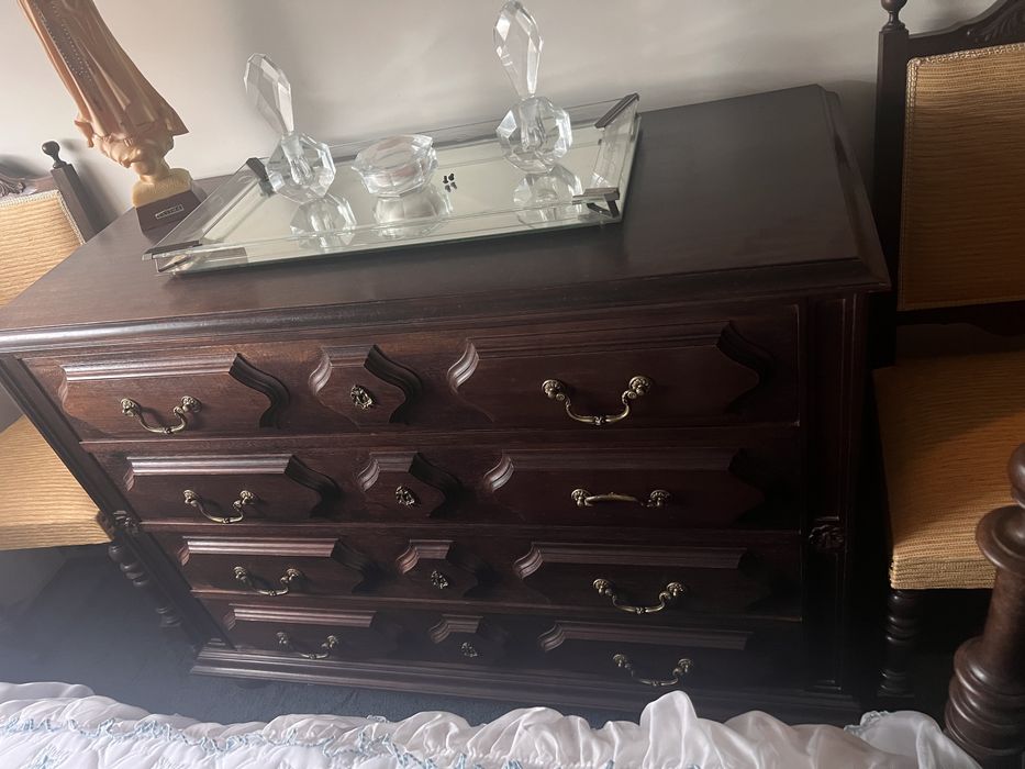 Vendo mobilia de quarto em madeira maciça com colchao e estrdo