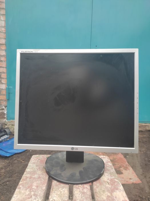 Монітор  LG 1952s 19" дюймів.екран ціленький.блок живлення неробить