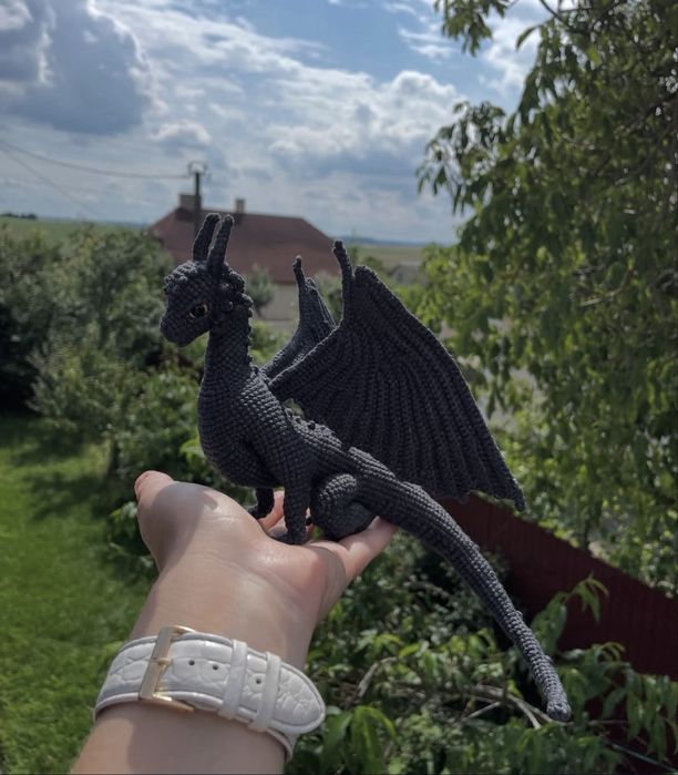Дракон звʼязаний гачком, гарно тримає форму за рахунок  каркасу