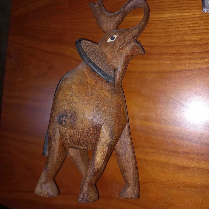 Estatueta de elefante em madeira nobre