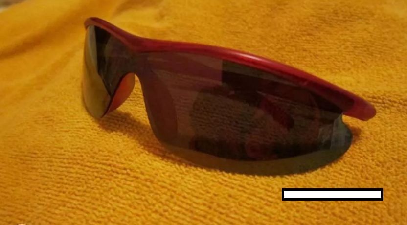 Óculos de sol vermelho