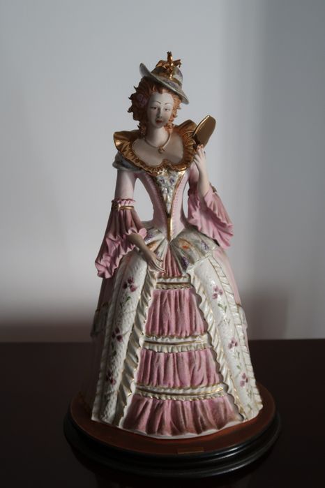 Estatueta de boneca com espelho de mão