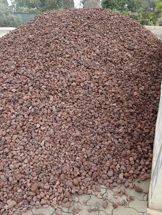 Pedra Vulcânica 130€ , gravilha vulcânica 2,5-6cm