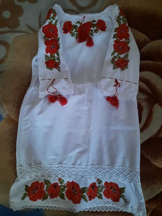 Біле вишите плаття