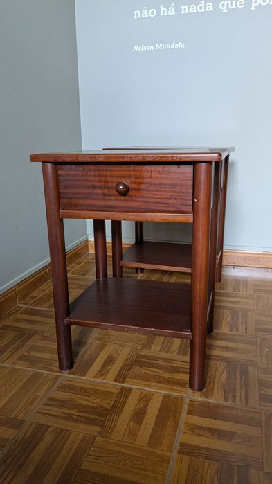 2 mesa de cabeceira em madeira
