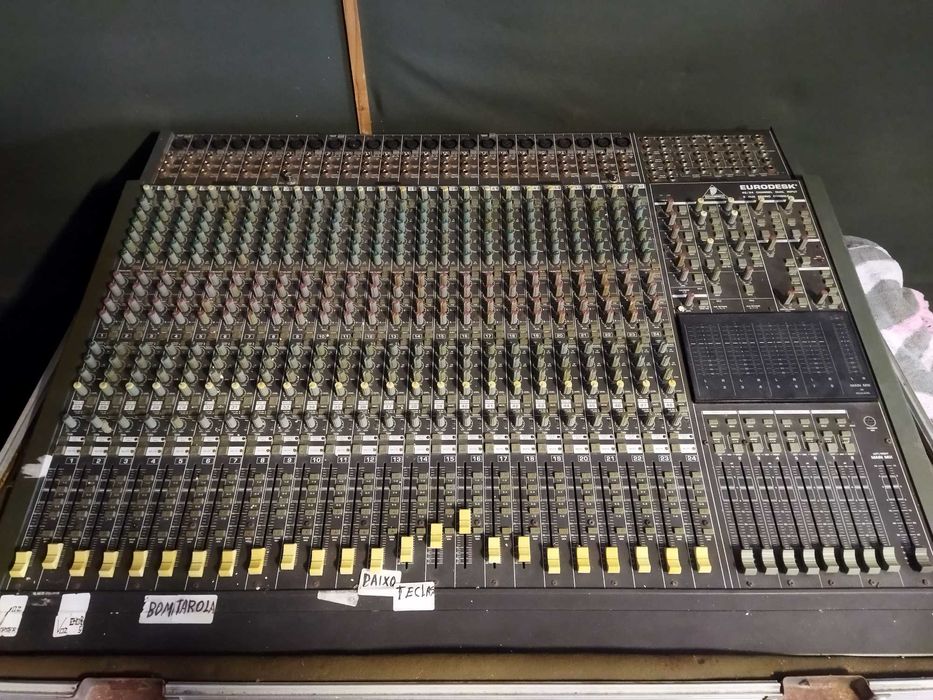 Behringer Eurodesk MX8000 48/24