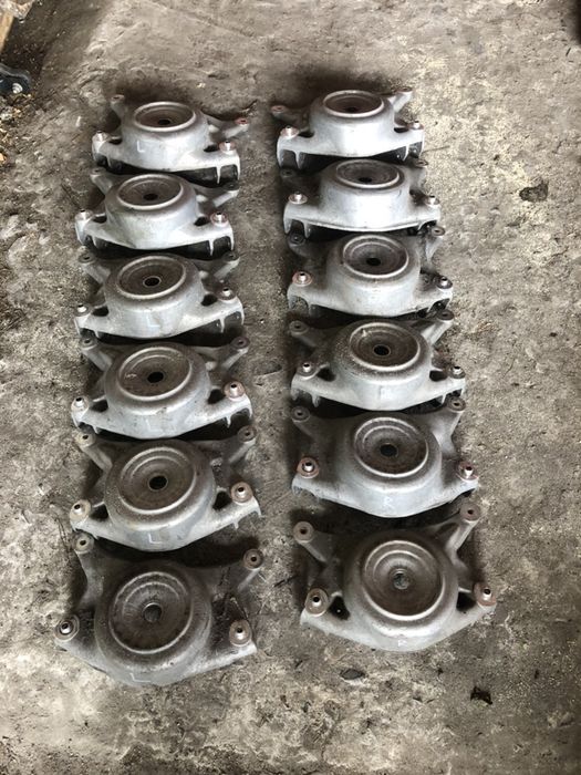 Опорний кронштейн стойки Audi Q5 A4 B8 A5 8K0412383F 8K0412384F