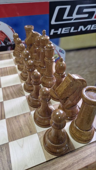 Шаховий стіл з фігурами (шахи, шахматы).