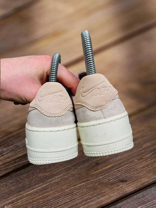 Buty Nike Air Force 1 Low różowe welurowe 35,5