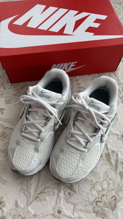 Кросівки жіночі NIKE