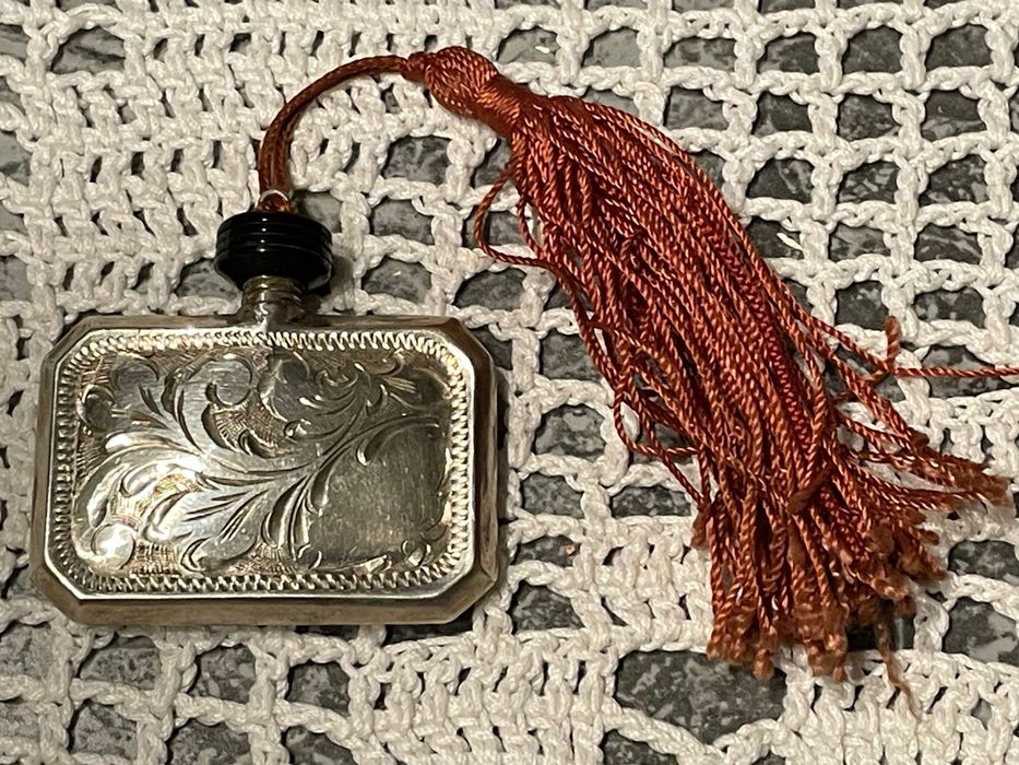 Stara srebrna perfumetka pięknie zdobiona