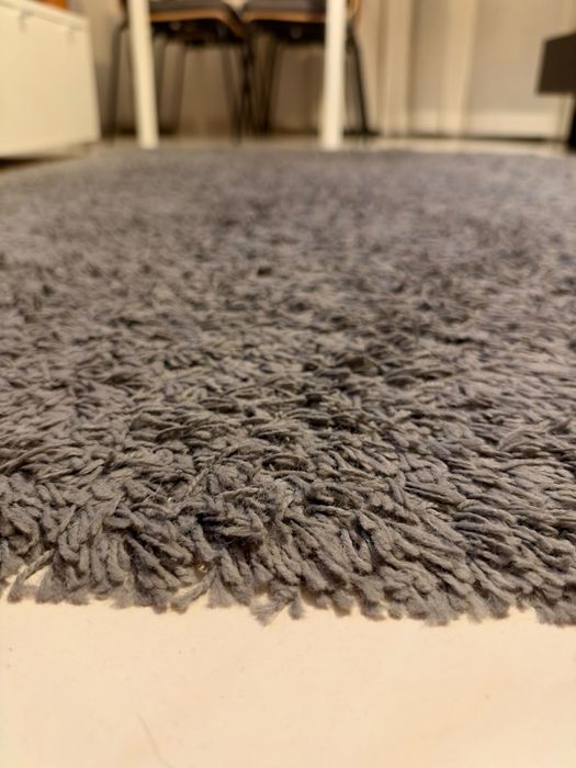 Carpete de pelo cinzento