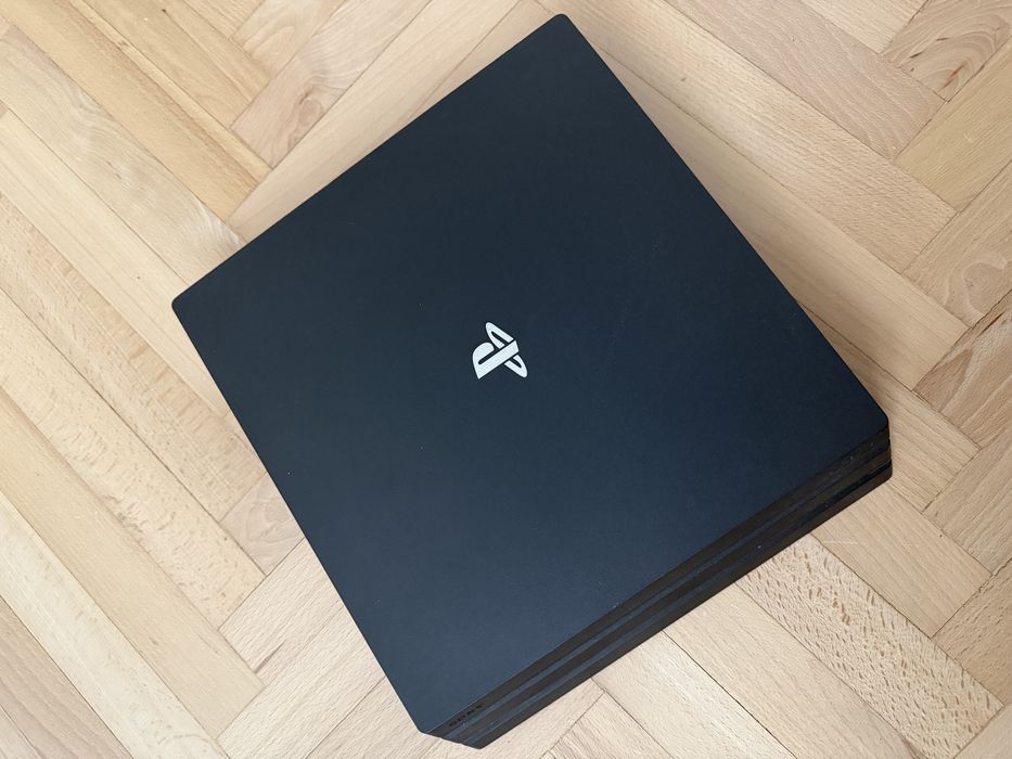 playstation 4 pro 1TB 2 gamepady