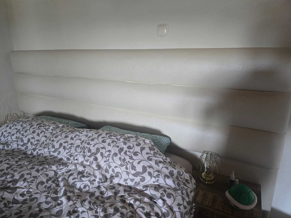 Cabeceira de cama em pele