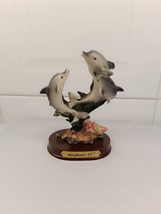 Artigo Decorativo. Golfinhos em Marfinite. 14 cm 13 cm