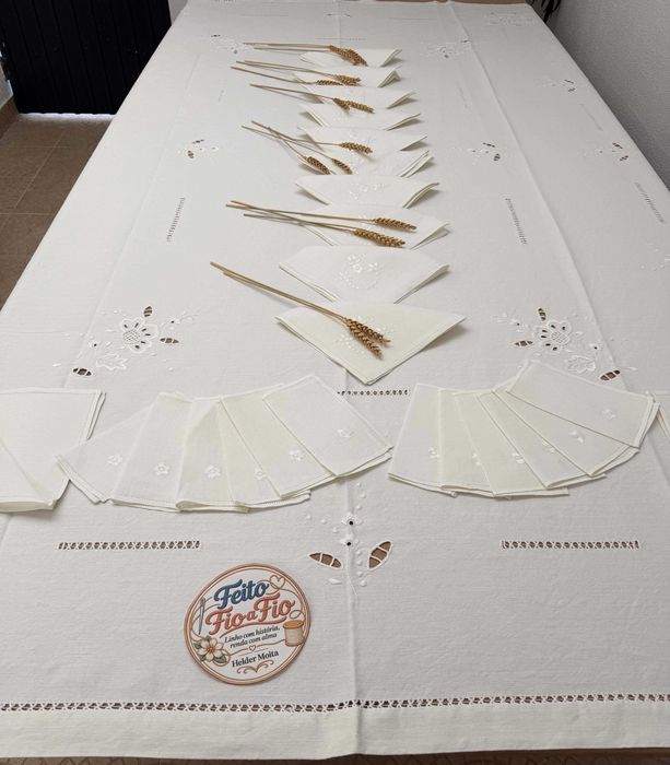 Toalha de mesa em puro linho antigo, bordados da Lixa, nova e por estrear!