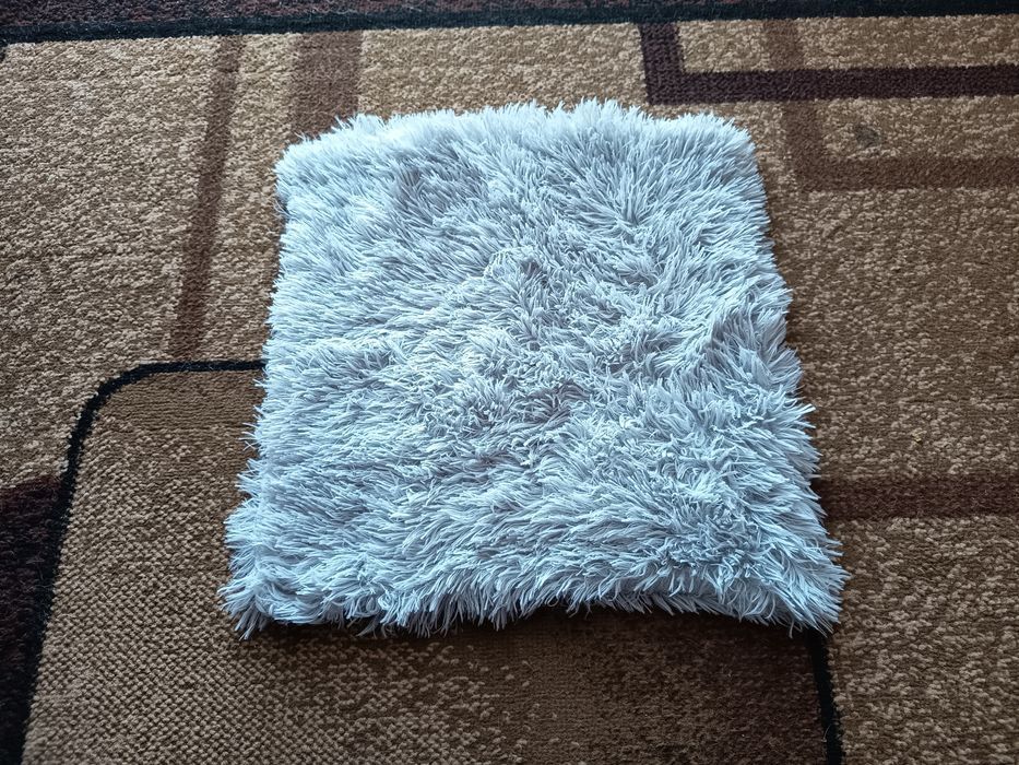 Nowa szara poszewka na poduszkę