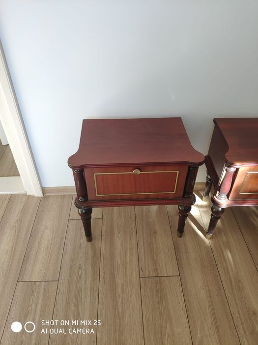 Sypialnia Toaletka w stylu kolonialnym z pufem plus duże łózko plus sz