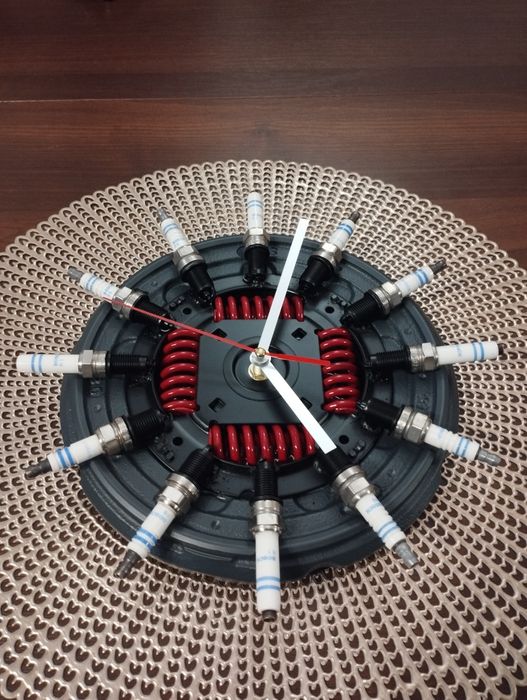 Zegar industrialny hand z części samochodowych