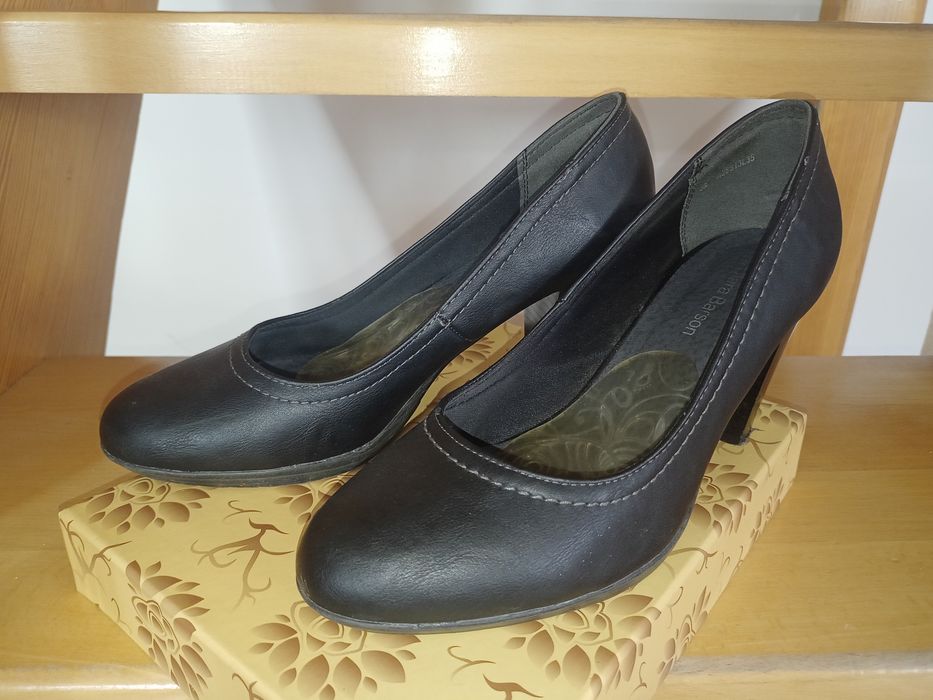 Buty na obcasie roz 39 Clara Barson CCC czarne półbuty