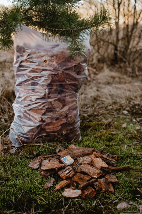 Соснова кора. Кора. Мульча. Шишки. Ландшафт. Сад.