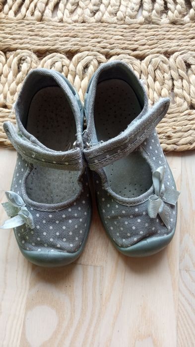 Szare kapcie paputki obuwie zmienne zamienne żłobek przedszkole do żło