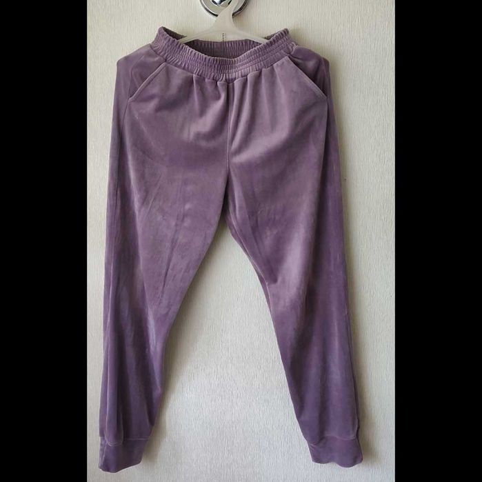 Жіночий велюровий костюм